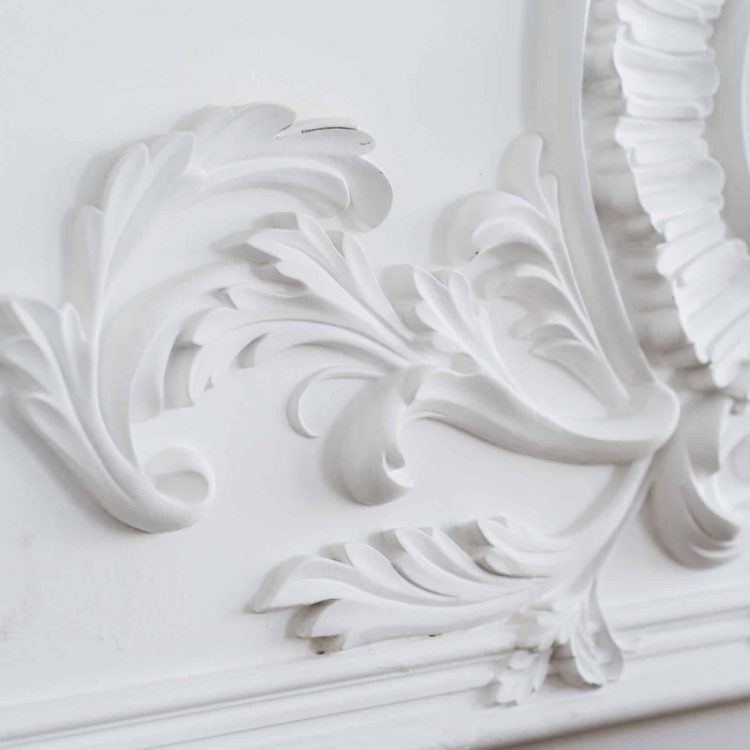 Luxury white wall design bas-relief with stucco mouldings roccoco element.